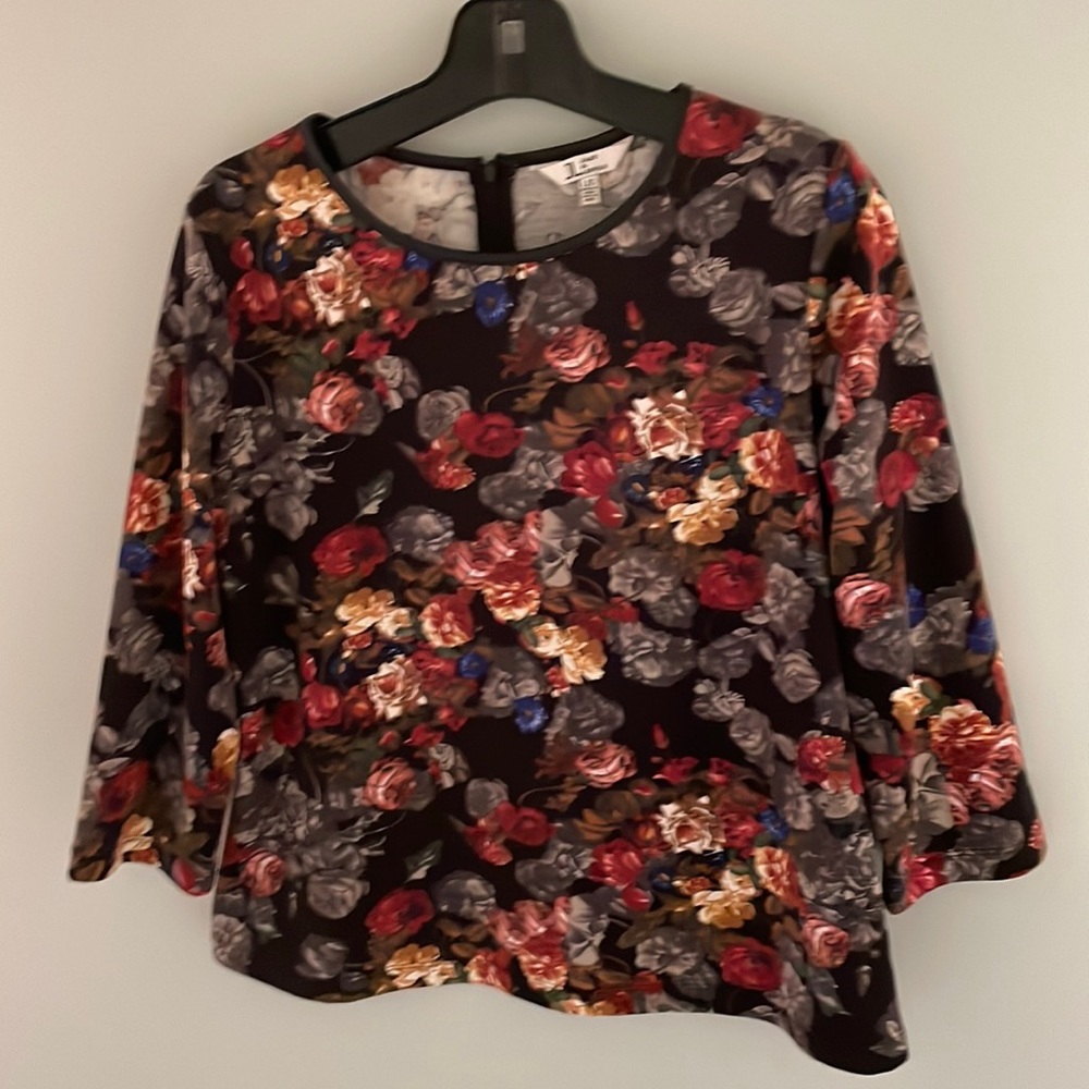 Very flattering flower patterned top